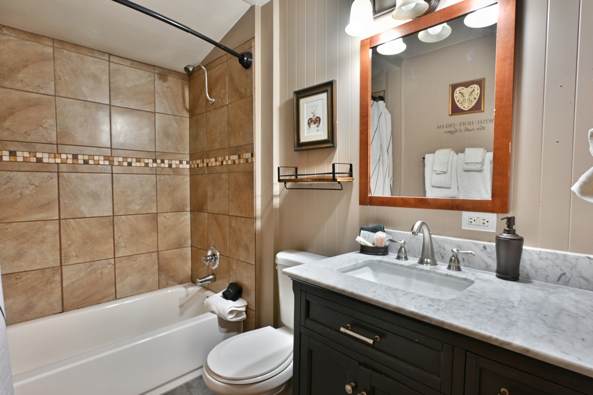 Fox Cabin Bathroom